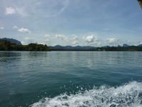 Zum Floßhotel auf dem Cheow Larn See