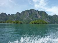 Zum Floßhotel auf dem Cheow Larn See