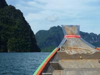 Zum Floßhotel auf dem Cheow Larn See