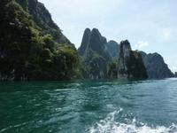 Zum Floßhotel auf dem Cheow Larn See