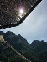 Zum Floßhotel auf dem Cheow Larn See