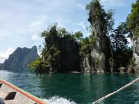 Zum Floßhotel auf dem Cheow Larn See