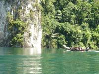 Zum Floßhotel auf dem Cheow Larn See
