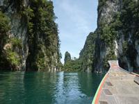 Zum Floßhotel auf dem Cheow Larn See