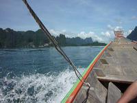 Zum Floßhotel auf dem Cheow Larn See