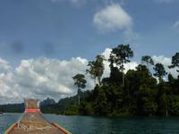 Zum Floßhotel auf dem Cheow Larn See