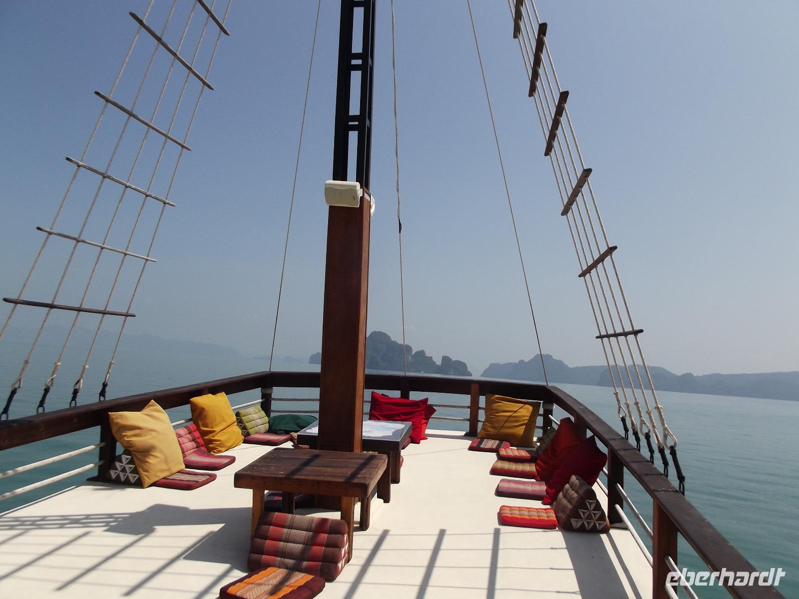 Fahrt mit einem Holz-Motorsegler in der Phang Nga Bay