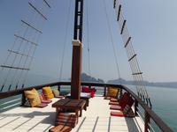 Fahrt mit einem Holz-Motorsegler in der Phang Nga Bay