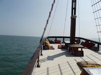 Fahrt mit einem Holz-Motorsegler in der Phang Nga Bay