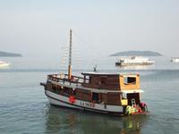 Fahrt mit einem Holz-Motorsegler in der Phang Nga Bay