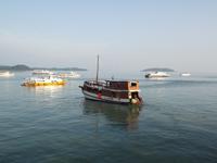 Fahrt mit einem Holz-Motorsegler in der Phang Nga Bay