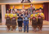 Thailändische Tanzgruppe mit Reiseleiterin Noon und Reisebegleitung Petra