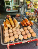 Thailändische Spieße auf dem Grill