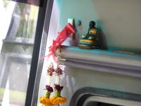Opfergaben im Bus 