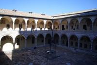 im Innenhof der Kirche San Francesco in Assisi