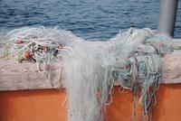 Fischernetze am Hafen in Garda