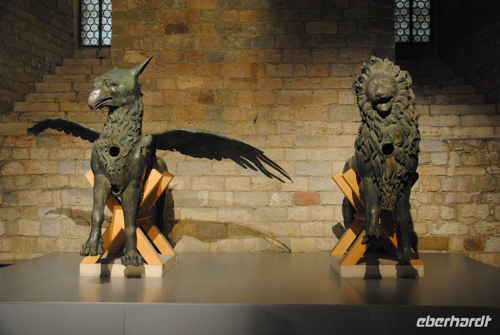 Wappentiere Perugias Greifen u. der Löwe