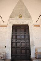 Hauptportal im Dom von Spoleto mit dem Papstwappen Joh.-Paul II