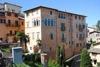 Eine der vielen Palazzi in Spoleto