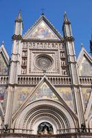 Domfassade im Licht der Mittagssonne