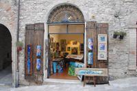 Kunstläden in  den Nebengassen von Assisi