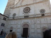  romanische Fassade des Domes