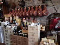 typische Produkte: Wildschweinschinken ,Käse und Wein