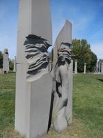 eine der künstlerisch gestalteten Stelen