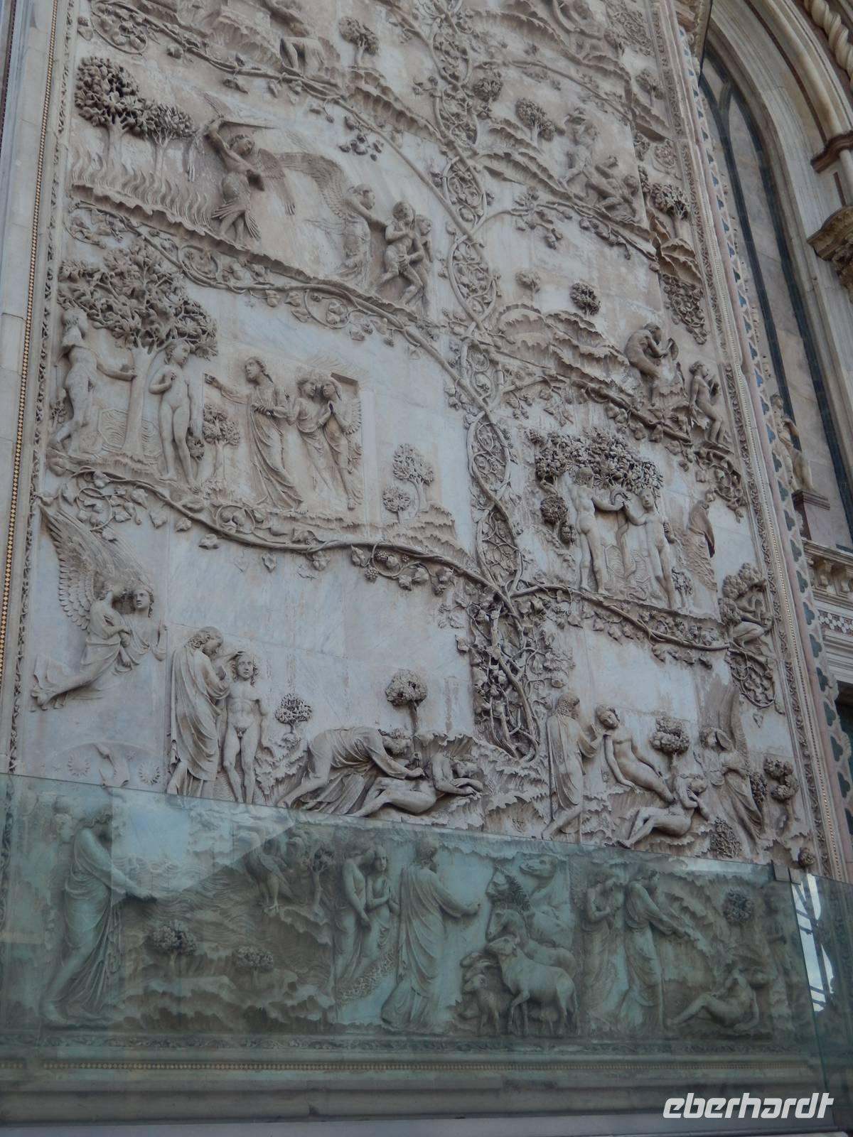 Relief an der Domfassade-Biblische Szenen