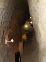 unterirdischer Gang mit Fundstücken