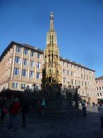 ... über den Nürnberger Markt mit dem Schönen Brunnen von 1396 ....