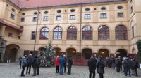 ... Treff im Schlosshof zur Besichtigung
