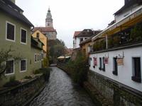 ... am rauschenden Bach. Ein Kanal von Moldau zu Moldau. Dominant: der Schloßturm.