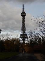 Der Aussichtsturm Petrín befindet sich auf dem 318 Meter hohen Petrín-Hügel