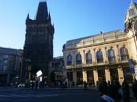 Noch einmal das Gemeindehaus, links der Pulverturm