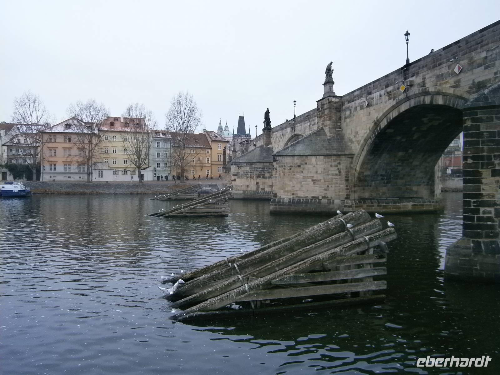Fahrt unter der Karlsbrücke hindurch