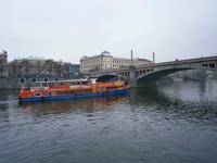 Auch am Neujahrstag sind viele Fahrgastschiffe auf dem Fluß unterwegs