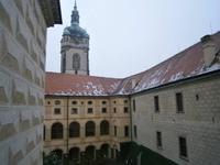 Schloßhof von Melnik, im Hintergrund die Schloßkirche mit Beinhaus