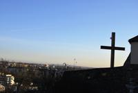 Blick über die Stadt am Fuße der St. Peter und Paul Kathedrale