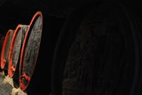 Fässer im Tempel-Ritter Weinkeller