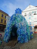 Neuhaus, hergestellt aus Plasteflaschen
