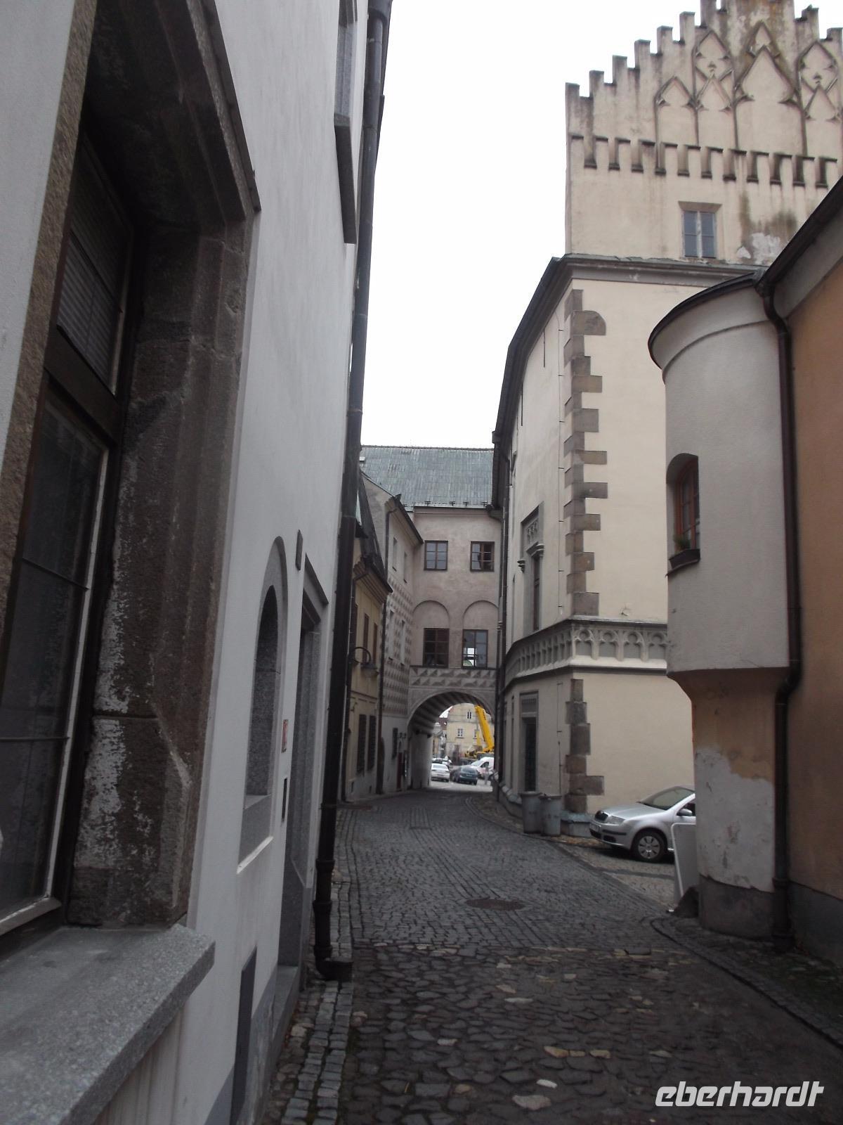 eines der schmalen Taborer Gässchen - mit Durchgang zum Markt