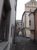 eines der schmalen Taborer Gässchen - mit Durchgang zum Markt