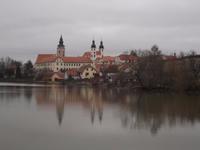 Blick auf Schloss und Gottesmutterkirche von Telc vom Stadtsee