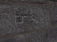 Steinmetzzeichen in der Basilika von Trebic