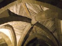 Holzgewölbe der Krypta in der Basilika von Trebic