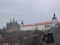 Blick von der Altstadt Kutná Hora zu Jesuitenkolleg und Barbaradom
