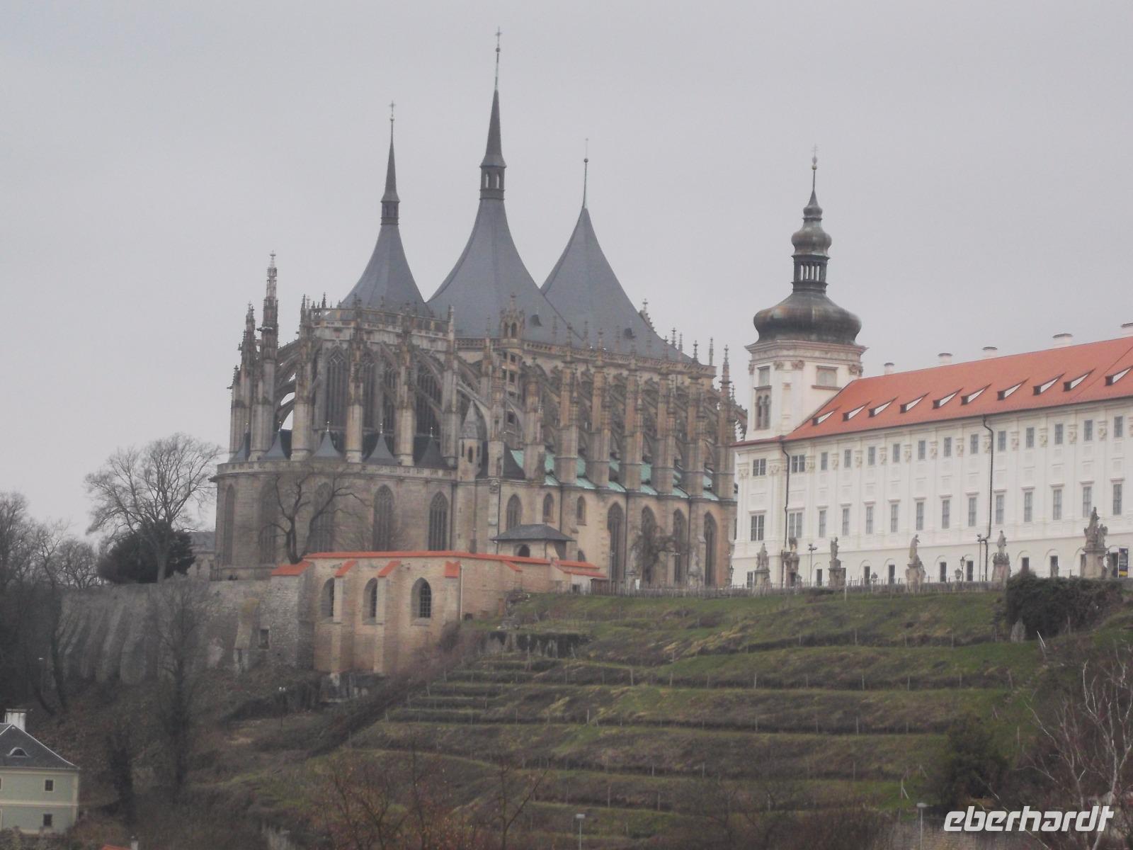 Blick von der Altstadt Kutná Hora zu Jesuitenkolleg und Barbaradom
