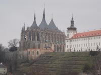 Blick von der Altstadt Kutná Hora zu Jesuitenkolleg und Barbaradom