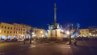 Pestsäule auf dem Markt Kromeriz am Abend